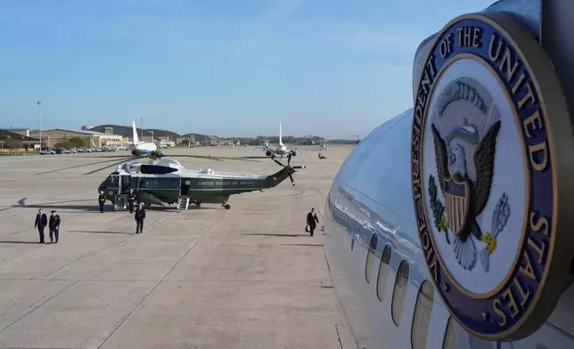 副總統萬斯（圖中左方步行者）於2026年4月10日周五抵達馬里蘭州安德魯斯聯合基地，他將在此登上空軍二號（圖中右方），啟程前往巴基斯坦，參與有關伊朗的談判。(美聯社圖片/Jacquelyn Martin) AP圖片