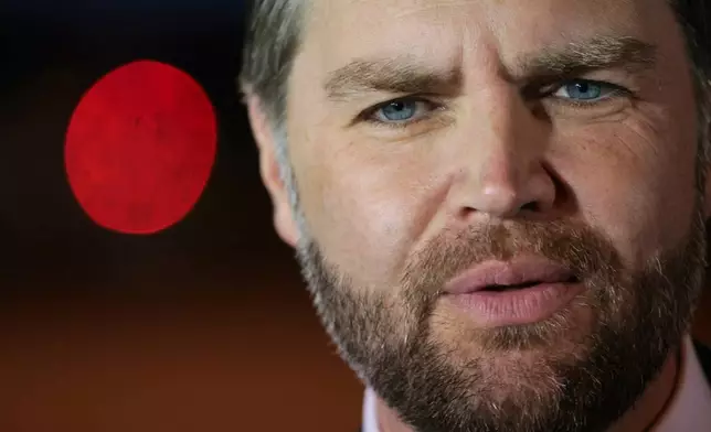 副總統萬斯於2026年4月8日周三，在匈牙利布達佩斯（Budapest）的布達佩斯李斯特國際機場（Budapest Ferenc Liszt International Airport），登上空軍二號返回華盛頓前，向記者發表講話。(Jonathan Ernst/美聯社圖片) AP圖片