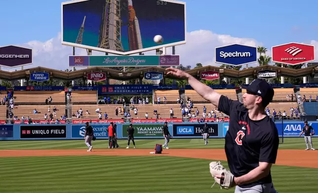 2026年4月1日周三，洛杉磯（Los Angeles）一場棒球比賽前，克里夫蘭守護者隊（Cleveland Guardians）的成員正在熱身，美國太空總署（NASA）的阿提米絲2號（Artemis II）火箭在他們上方的大屏幕上顯示，準備從甘迺迪太空中心（Kennedy Space Center）的39B發射綜合體（Launch Complex 39B）發射，對陣洛杉磯道奇隊（Los Angeles Dodgers）。(美聯社圖片/Mark J. Terrill) AP圖片