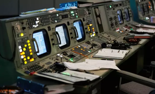 2025年7月24日周四，休斯頓（Houston）約翰遜太空中心（Johnson Space Center）的阿波羅任務控制室（Apollo Mission Control room）內擺放著文物。(美聯社圖片/Ashley Landis) AP圖片