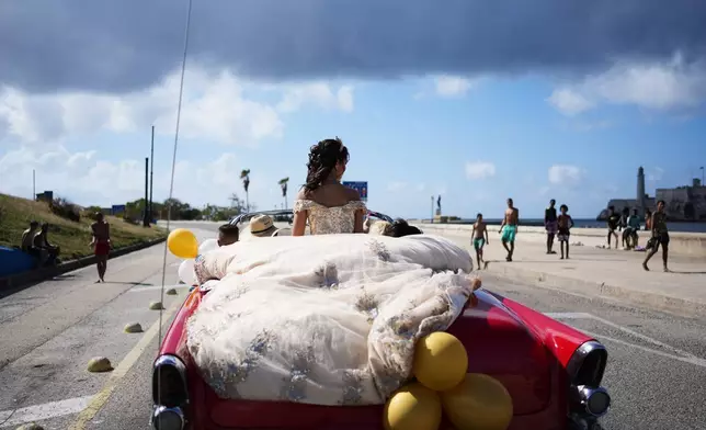 檔案圖片：2026年3月28日，一名少女乘坐老爺車，慶祝在古巴哈瓦那舉行的15歲生日。 (美聯社圖片/Ramon Espinosa) AP圖片