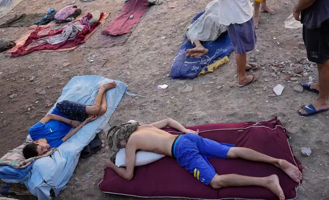 檔案圖片：2026年3月31日，巴拉圭亞松森的塔昆布監獄（Tacumbu prison），囚犯因室內空間不足而在戶外睡覺。 (美聯社圖片/Jorge Saenz) AP圖片