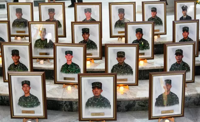 檔案圖片：2026年3月27日，哥倫比亞波哥大一軍事基地教堂，在追悼彌撒開始前，祭壇階梯上擺放著在萊吉薩莫港軍用運輸機墜毀事故中殉職士兵的照片。 (美聯社圖片/Fernando Vergara) AP圖片