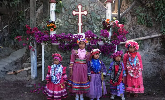 檔案圖片：2026年3月29日，危地馬拉聖克魯斯奇瑙特拉，扮演天使的天主教兒童在參加棕枝主日紀念活動前合影。 (美聯社圖片/Moises Castillo) AP圖片