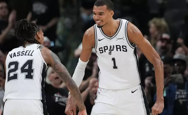 聖安東尼奧馬刺前鋒/中鋒文班亞馬（Victor Wembanyama）（1號）在2026年4月28日，周二，聖安東尼奧舉行的NBA季後賽首圈第五場比賽下半場，一次攻防後與後衛/前鋒迪雲華素（Devin Vassell）（24號）互動。(美聯社圖片/Eric Gay) AP圖片