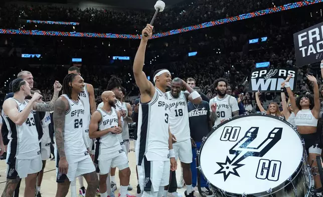 聖安東尼奧馬刺前鋒/後衛基爾頓莊臣（Keldon Johnson）（3號）在2026年4月28日，周二，聖安東尼奧舉行的NBA季後賽首圈第五場對陣波特蘭拓荒者的比賽後與隊友慶祝。(美聯社圖片/Eric Gay) AP圖片