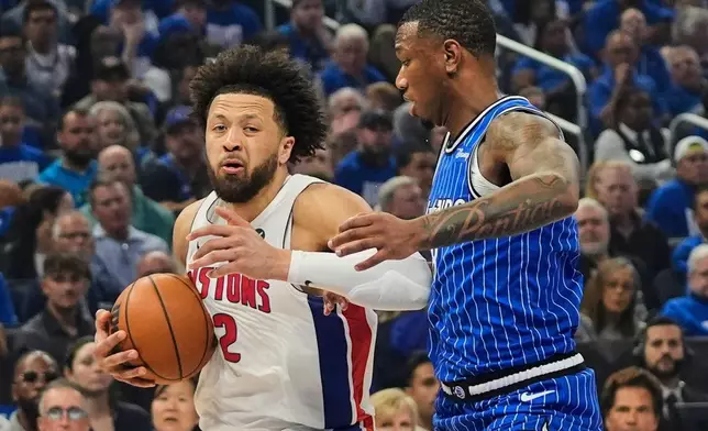 2026年4月27日周一於佛羅里達州奧蘭多舉行的NBA季後賽首圈第四場上半場，底特律活塞後衛康寧漢（左）擺脫奧蘭多魔術前鋒堅恩。(美聯社圖片/John Raoux) AP圖片