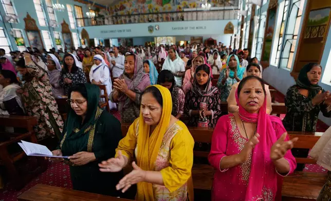 周日（2026年4月5日），印度基督徒信徒在印度查謨（Jammu, India）的一間教堂內，於復活節周日進行祈禱。（美聯社圖片/Channi Anand） AP圖片