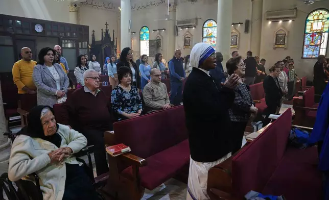 周日（2026年4月5日），基督徒信眾在加沙城（Gaza City）聖家堂（Church of the Holy Family）參加復活節彌撒。（美聯社圖片/Abdel Kareem Hana） AP圖片