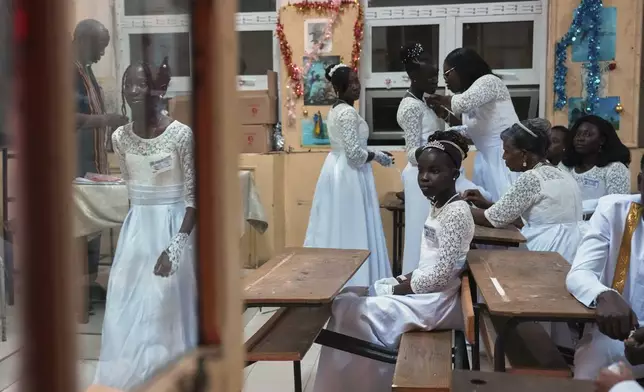 周六（2026年4月4日），將接受洗禮的信眾在塞內加爾達喀爾（Dakar, Senegal）天使聖母堂（Our Lady of the Angels Church）的復活節守夜彌撒前聚集在一個房間內。（美聯社圖片/Misper Apawu） AP圖片