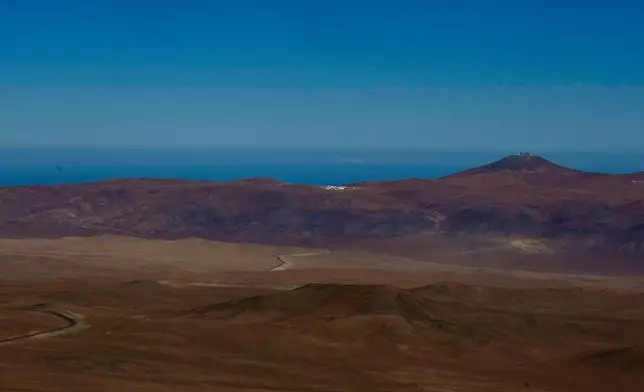 2026年4月14日周二，歐洲南方天文台營運的帕拉納爾天文台矗立在智利阿塔卡馬沙漠。(美聯社圖片/Esteban Felix) AP圖片