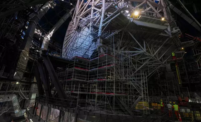 2026年4月14日周二，工作人員在智利阿塔卡馬沙漠操作歐洲南方天文台正在興建的極大望遠鏡（ELT）設備。(美聯社圖片/Esteban Felix) AP圖片