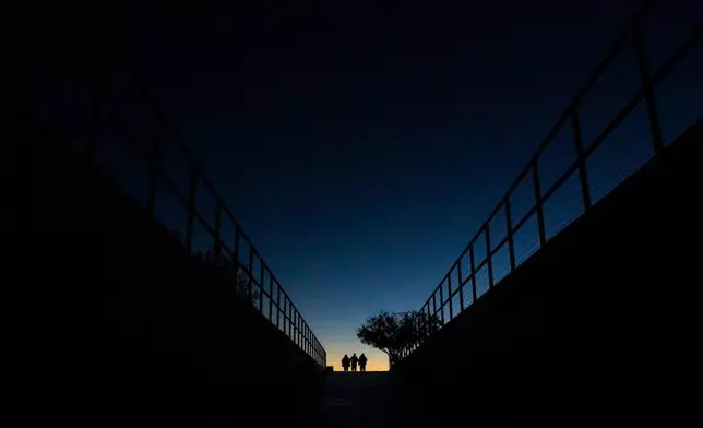 2026年4月15日周三，工作人員在智利阿塔卡馬沙漠的歐洲南方天文台帕拉納爾天文台完成夜間工作後離開。(美聯社圖片/Esteban Felix) AP圖片