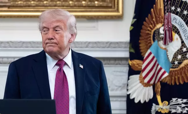 總統特朗普在華盛頓白宮國宴廳出席全國大學體育協會（NCAA）全國冠軍活動並發言後離開。攝於2026年4月21日周二。(美聯社圖片/Alex Brandon) AP圖片