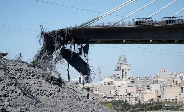 周五（2026年4月3日），伊朗德黑蘭以西的卡拉季，可見一座新建橋樑遭美軍空襲擊中。(美聯社圖片/Vahid Salemi) AP圖片