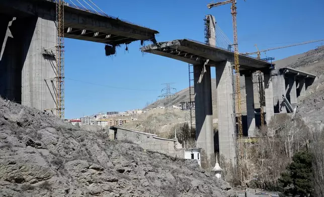 周五（2026年4月3日），伊朗德黑蘭以西的卡拉季，可見一座新建橋樑遭美軍空襲擊中。(美聯社圖片/Vahid Salemi) AP圖片