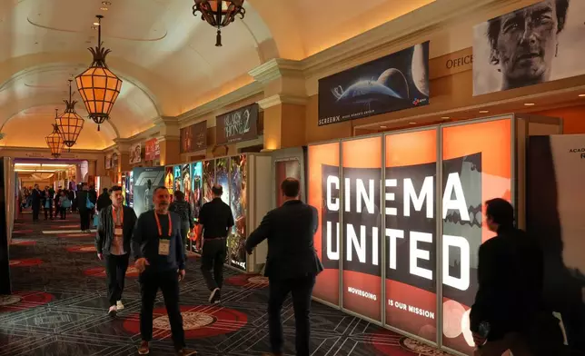 檔案圖片：2025年4月2日，出席電影產業大會（CinemaCon）的人士走過電影聯合會（Cinema United）的廣告牌。(美聯社圖片/Chris Pizzello) AP圖片