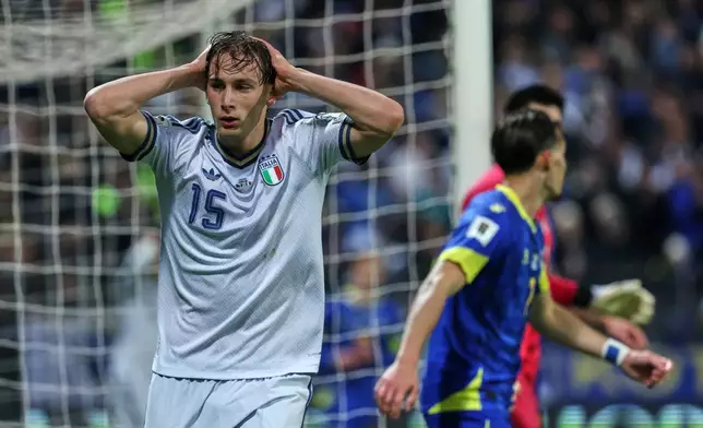 意大利球員艾斯普薛圖（Francesco Pio Esposito）在2026年3月31日周二，波斯尼亞澤尼察舉行的世界盃外圍賽附加賽決賽中，波斯尼亞對意大利的足球比賽期間作出反應。(美聯社圖片/Armin Durgut) AP圖片