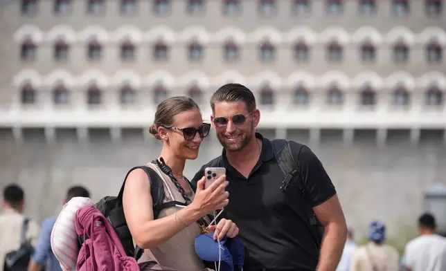 2026年4月12日，周日，北京，外國遊客在天安門步行街上自拍。(美聯社圖片/Andy Wong) AP圖片