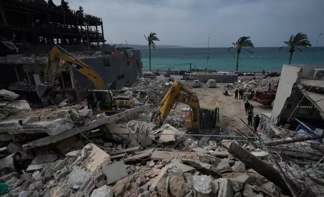 2026年4月17日周五，救援人員在黎巴嫩南部城市提爾（Tyre）一棟被以色列空襲摧毀的建築瓦礫中搜尋受害者。(美聯社圖片/Mohammed Zaatari) AP圖片