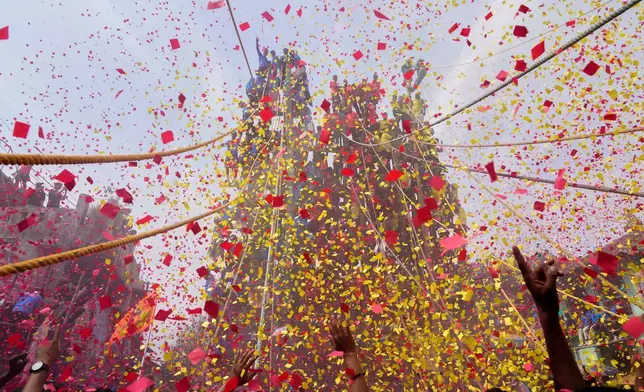 2026年4月17日周五，印度孟買附近的拉維村，阿格里-科利社區成員慶祝，他們正競逐豎立儀式竹竿，這是紀念當地萊巴黛維女神的數百年年度傳統活動之一。(美聯社圖片/拉菲克·馬克布爾) AP圖片