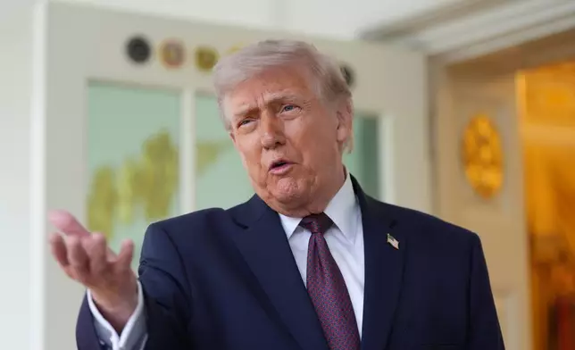 美國總統特朗普於2026年4月13日周一在華盛頓白宮橢圓形辦公室外發表講話。(美聯社圖片/Alex Brandon) AP圖片