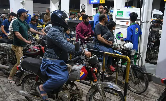 2026年4月2日周四，巴基斯坦卡拉奇，電單車司機擠滿油站，等候入油。(美聯社圖片/Ali Raza) AP圖片