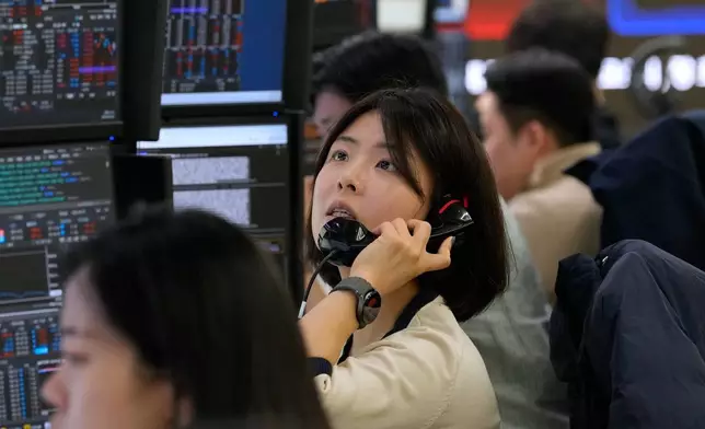 2026年4月3日周五，一名外匯交易員在南韓首爾韓亞銀行總部外匯交易室通電話。(美聯社圖片/Ahn Young-joon) AP圖片