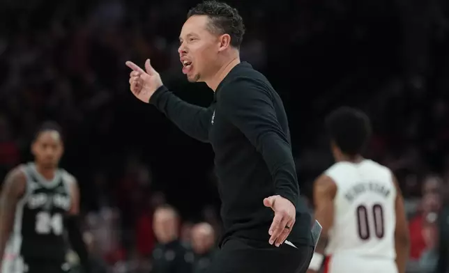 2026年4月24日周五，在俄勒岡州波特蘭舉行的NBA季後賽首圈第三場比賽下半場，聖安東尼奧馬刺主教練米治莊臣在對陣波特蘭拓荒者的比賽中對一個戰術作出反應。(美聯社圖片/珍妮簡恩) AP圖片