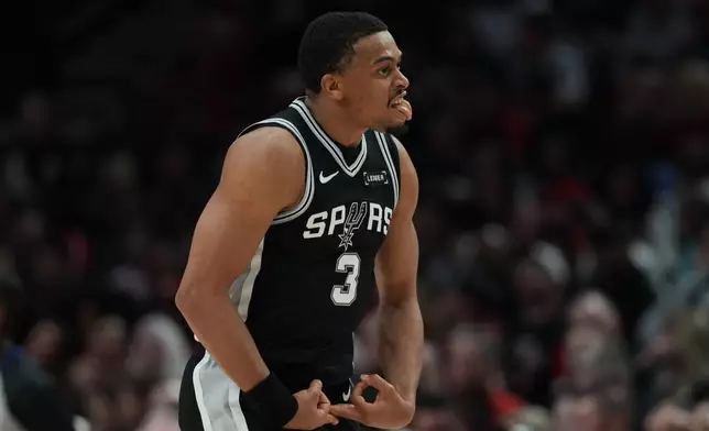 2026年4月24日周五，在俄勒岡州波特蘭舉行的NBA季後賽首圈第三場比賽下半場，聖安東尼奧馬刺前鋒基爾頓莊臣（3號）在對陣波特蘭拓荒者得分後作出反應。(美聯社圖片/珍妮簡恩) AP圖片