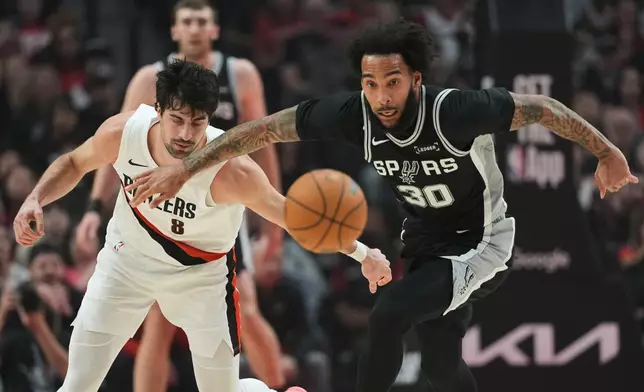 2026年4月24日周五，在俄勒岡州波特蘭舉行的NBA季後賽首圈第三場比賽上半場，波特蘭拓荒者前鋒丹尼艾夫迪亞（8號）與聖安東尼奧馬刺前鋒祖利安查賓尼（30號）爭奪籃球。(美聯社圖片/珍妮簡恩) AP圖片