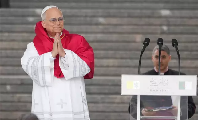 2026年4月13日周一，教宗利奧十四世抵達阿爾及爾烈士紀念碑（Maqam Echahid Martyrs' Monument），展開為期11日的非洲宗座之旅首日行程。(美聯社圖片/Andrew Medichini) AP圖片