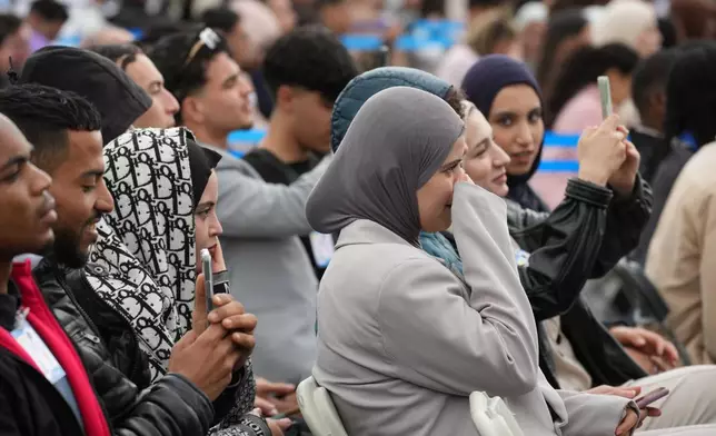 2026年4月13日周一，教宗利奧十四世抵達阿爾及爾烈士紀念碑（Maqam Echahid Martyrs' Monument），展開為期11日的非洲宗座之旅首日行程，民眾聚集圍觀。(美聯社圖片/Andrew Medichini) AP圖片