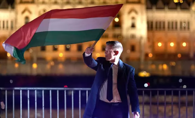 反對黨蒂薩黨領袖馬扎爾在匈牙利布達佩斯舉行議會選舉後揮舞國旗，攝於2026年4月12日周日。(美聯社圖片/Darko Bandic) AP圖片
