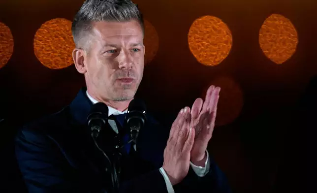 反對黨蒂薩黨領袖馬扎爾在匈牙利布達佩斯舉行議會選舉後宣布勝利並鼓掌，攝於2026年4月12日周日。(美聯社圖片/Darko Bandic) AP圖片