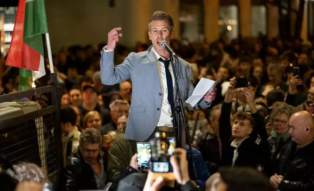 檔案圖片：匈牙利前政府圈內人佩特馬扎爾（Peter Magyar）於2024年3月26日周二，在匈牙利布達佩斯（Budapest）科蘇特廣場（Kossut Lajos Square）旁發表演講。(美聯社圖片/Denes Erdos) AP圖片