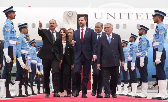 2026年4月11日周六，巴基斯坦伊斯蘭堡（Islamabad），美國副總統范斯（JD Vance，中）抵達後，與巴基斯坦國防軍總參謀長兼陸軍參謀長阿西姆穆尼爾元帥（Asim Munir，左）及巴基斯坦副總理兼外交部長穆罕默德伊沙克達爾（Mohammad Ishaq Dar）同行，準備與伊朗官員舉行會談。(美聯社圖片/Jacquelyn Martin, Pool) AP圖片