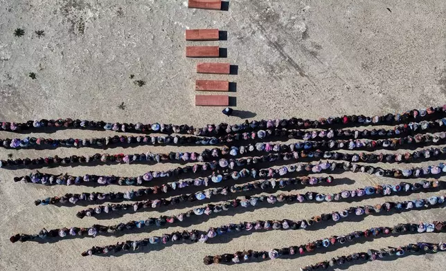 2026年4月11日周六，敘利亞東北部代爾祖爾省阿爾蘇爾村（al-Sour, Deir al-Zour province），哀悼者在阿爾賈利布家族（Al-Jalib family）成員的葬禮上祈禱。該家族六名成員於周三在貝魯特（Beirut）的以色列襲擊（Israeli strikes）中喪生。(美聯社圖片/Ghaith Alsayed) AP圖片