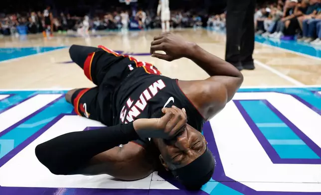 邁阿密熱火中鋒巴姆艾迪拜奧（13號）於2026年4月14日周二，在北卡羅來納州夏洛特舉行的NBA附加賽籃球賽上半場，對陣夏洛特黃蜂期間倒臥球場。(美聯社圖片/Nell Redmond) AP圖片