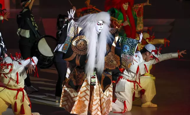 2025年4月12日，歌舞伎演員尾上菊之助（中）在大阪世博會開幕禮上表演。（共同社圖片/美聯社） AP圖片
