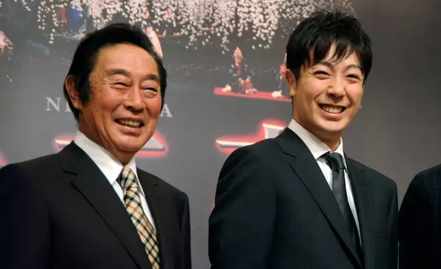 檔案圖片：2008年9月16日（周二），日本歌舞伎演員尾上菊五郎（左）與其子尾上菊之助在東京出席記者會。（美聯社圖片/Katsumi Kasahara） AP圖片