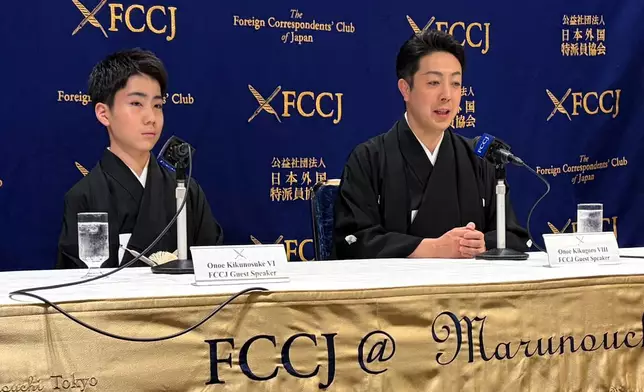2026年3月26日，歌舞伎演員尾上菊之助（左）與第八代尾上菊五郎（右）在日本東京外國記者會上出席記者會。（美聯社圖片/Yuri Kageyama） AP圖片