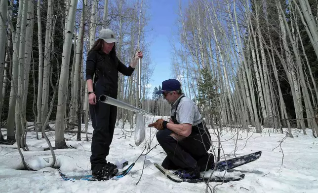 2026年3月30日周一，科羅拉多州克雷姆林（Kremmling, Colo.），積雪測量員、水文學家莫林·古奇（Maureen Gutsch）（左）與克林頓·惠頓（Clinton Whitten）正在測量積雪樣本。 (美聯社圖片/Brittany Peterson) AP圖片