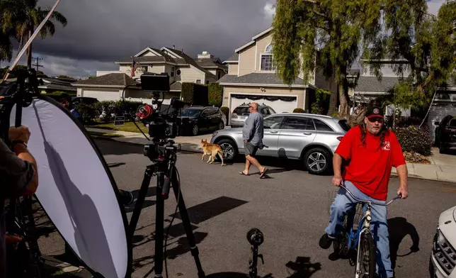 2026年4月26日周日，加州托倫斯（Torrance），行人經過被指為白宮記者協會晚宴槍擊案疑犯科爾托馬斯艾倫（Cole Tomas Allen）的住所（中後方），傳媒人員在場。(Stephen Lam/San Francisco Chronicle via AP) AP圖片