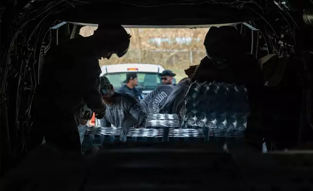 (美聯社圖片/美國海軍陸戰隊) 2026年4月18日，美國海軍陸戰隊第11海軍陸戰隊遠征部隊第163中型傾轉旋翼機中隊（加強）的隊員，與當地志願者在塞班島從一架MV-22B「魚鷹」運輸機上卸下水瓶。 (Cpl. Oliver Nisbet/U.S. Marine Corps) AP圖片