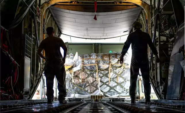 (美聯社圖片/美國空軍) 2026年4月19日，美國空軍第36空運中隊的裝載長在北馬里亞納群島塞班島，準備從一架C-130J「超級力士」運輸機上卸下貨物。 (Senior Airman Tallon Bratton/U.S. Air Force) AP圖片