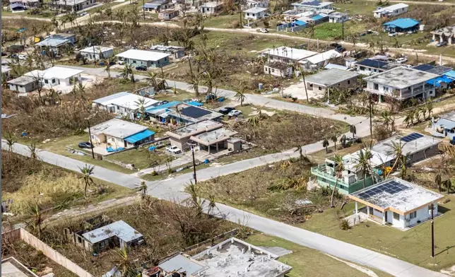 (美聯社圖片/美國海軍陸戰隊) 2026年4月18日，超級颱風「仙樂」吹襲塞班島後，房屋和街道被殘骸覆蓋。 (Cpl. Avery Wayland/U.S. Marine Corps) AP圖片