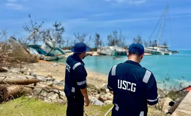 (美聯社圖片/美國海岸防衛隊) 2026年4月18日，美國海岸防衛隊救援人員在塞班島微笑灣（Smiling Cove）進行評估。 (Lt. Whip Blacklaw/U.S. Coast Guard) AP圖片