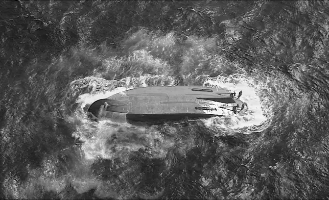 2026年4月18日周六，美國海岸防衛隊巴伯斯角空軍基地（Coast Guard Air Station Barbers Point）的HC-130「大力神」運輸機機組人員，在塞班島（Saipan）附近海域飛越一艘翻沉船隻，搜索於4月15日引擎故障失蹤的「馬里亞納號」貨船。（美聯社圖片/U.S. Coast Guard/Air Station Barbers Point） AP圖片