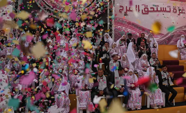 多對巴勒斯坦新人在加沙（Gaza）中部迪爾巴拉赫（Deir al-Balah）參與集體婚禮，攝於2026年4月24日周五。(美聯社圖片/Abdel Kareem Hana) AP圖片